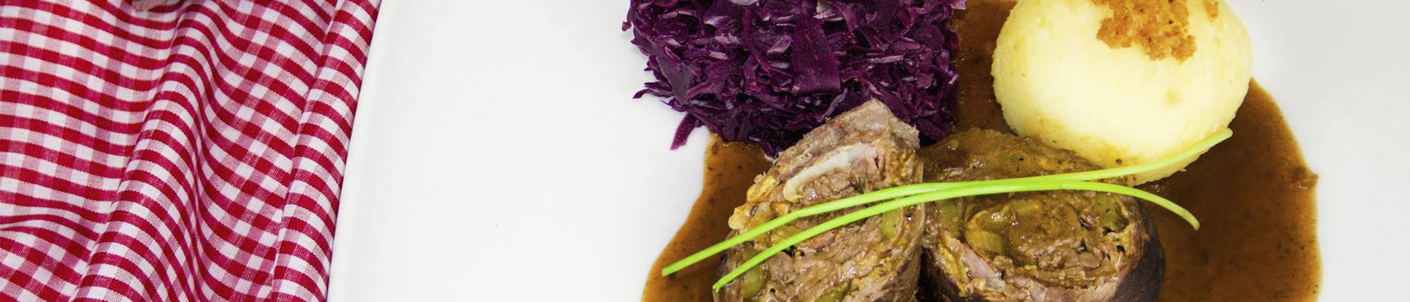 Rouladen mit Klößen und Rotkohl